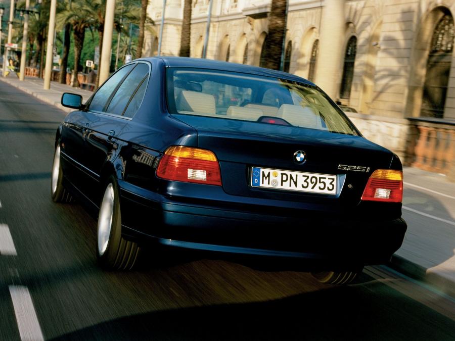  BMW 525i Sedan 2000 года  (фото 2 из 13)